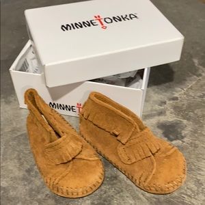 Minnetonka suede tan moccasins